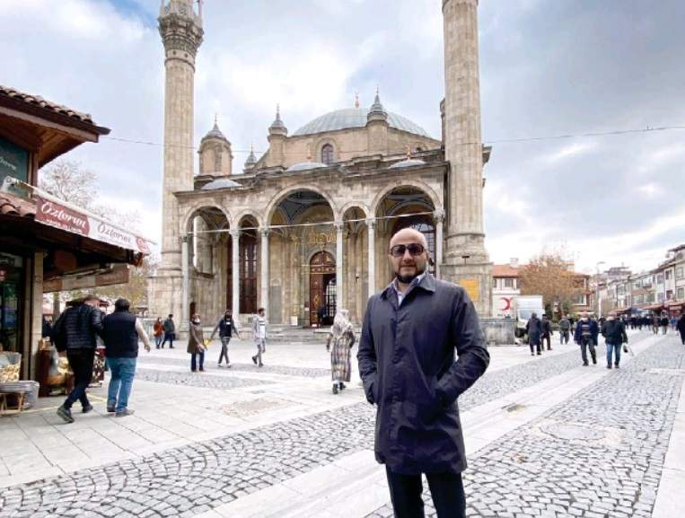 Autor ispred Azizija džamije u staroj čaršiji Konje.jpg - Islamska duhovnost kao odgovor na naše traume